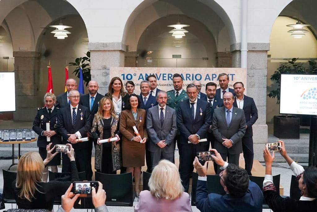 La Prof.ª María Paz García-Vera recibe la Medalla de la Memoria de APAVT por su labor con las víctimas del terrorismo